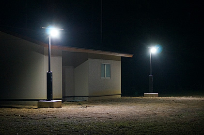 2灯式ポール付きタイプ（MDCP-01L/02L)の設置例2