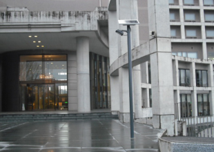 2灯式ポール付きタイプ（MDCP-01L/02L)の設置例3