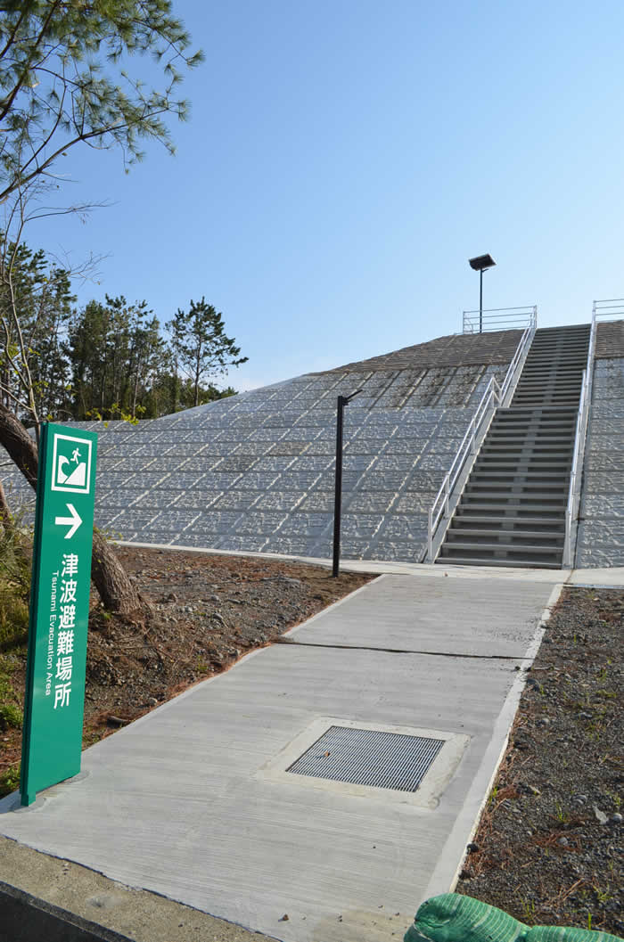 LEDソーラー照明灯設置事例／津波避難所への誘導灯として。